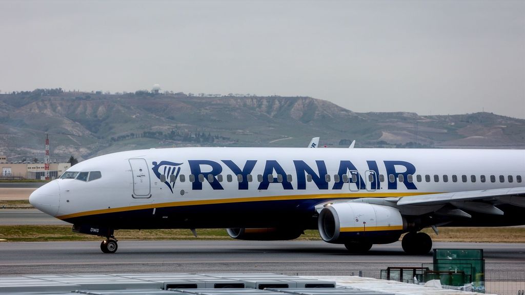 Un avión de la aerolínea Ryanair en el aeropuerto Adolfo Suárez Madrid-Barajas