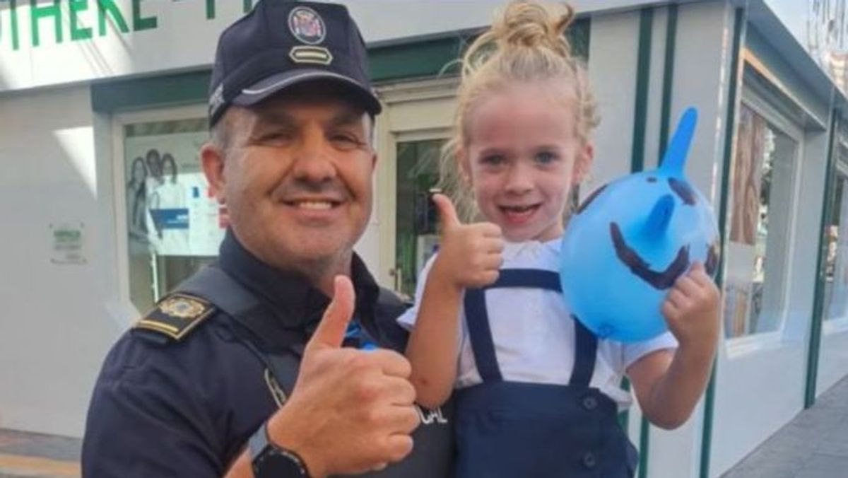 Un policía salva la vida a una niña que se había atragantado con una gominola en Benidorm