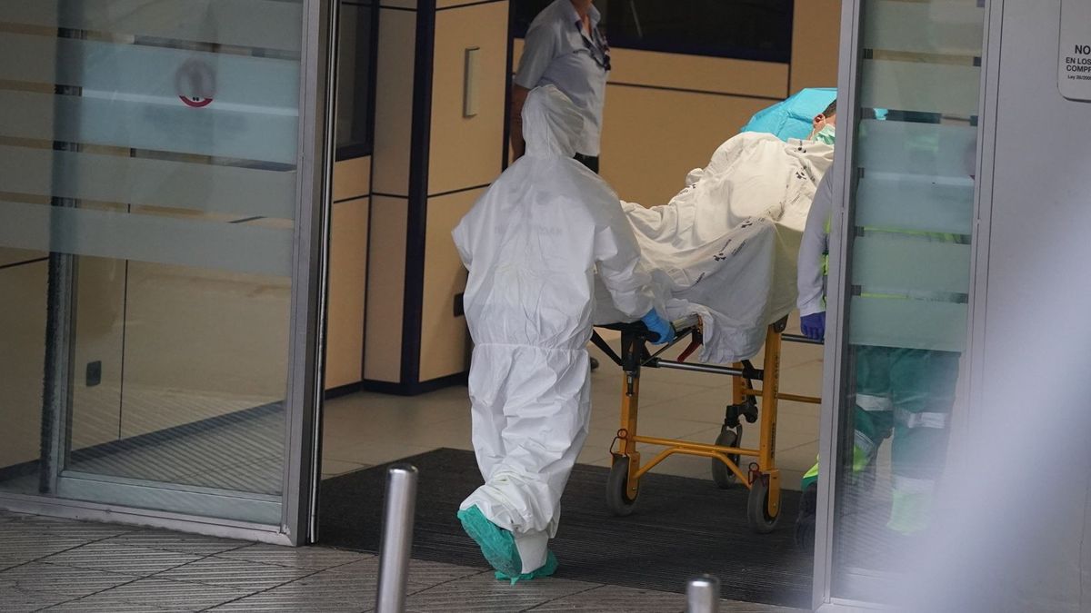 Un sanitario empuja una camilla en el Hospital Universitario Cruces, durante la pandemia