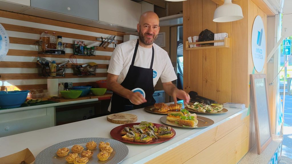 Uno de los integrantes de la 'foodtruck' que recorre Galicia para promover el consumo de pescado y marisco