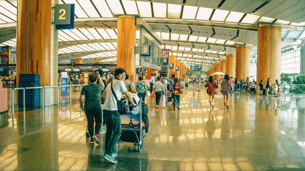 Viajeros en un aeropuerto