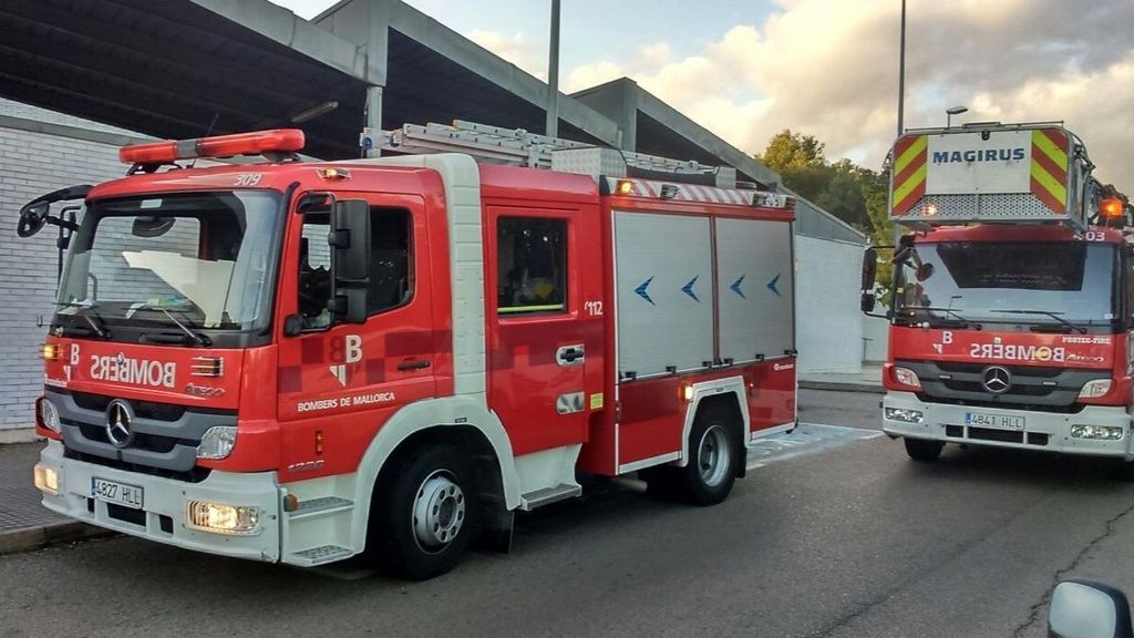 Bomberos de Mallorca que acudieron para extinguir el fuego en el domicilio