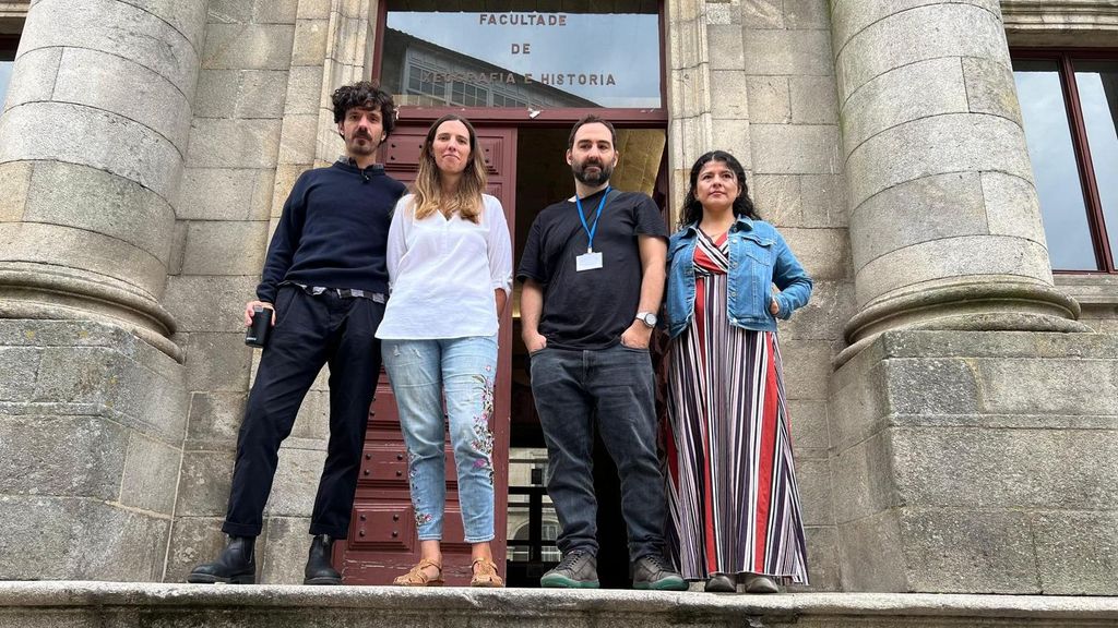 De izquierda a derecha, Brais Estévez, Marta Estévez, Ángel Rodés y Viviana Buitrón frente a la Facultade de Historia de la USC