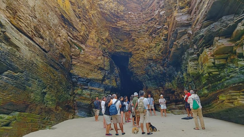 El guía local Fran Canosa, accede con un grupo de visitantes a nuevas grutas y cuevas que han quedado a la vista