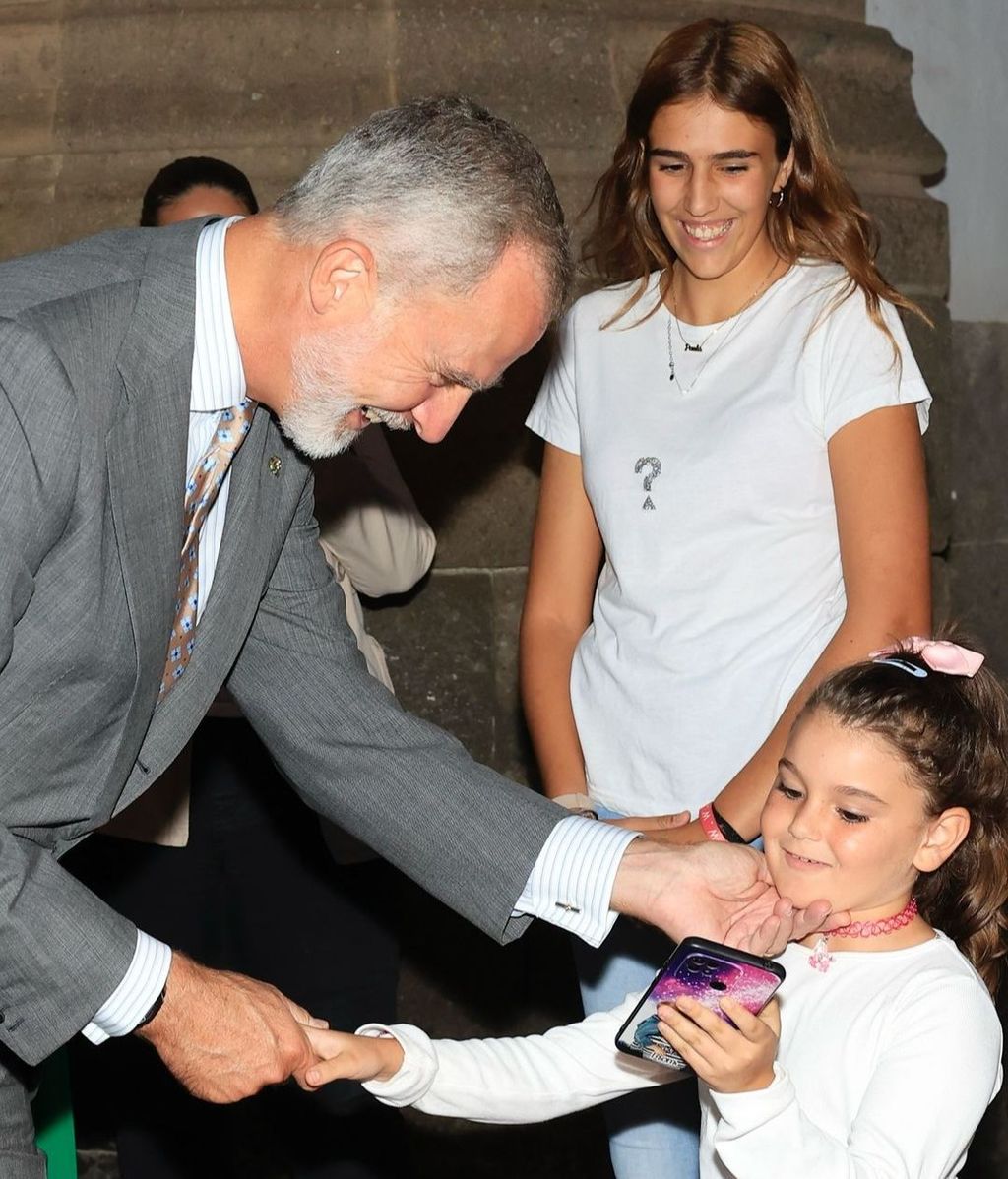 El rey Felipe VI con la niña.