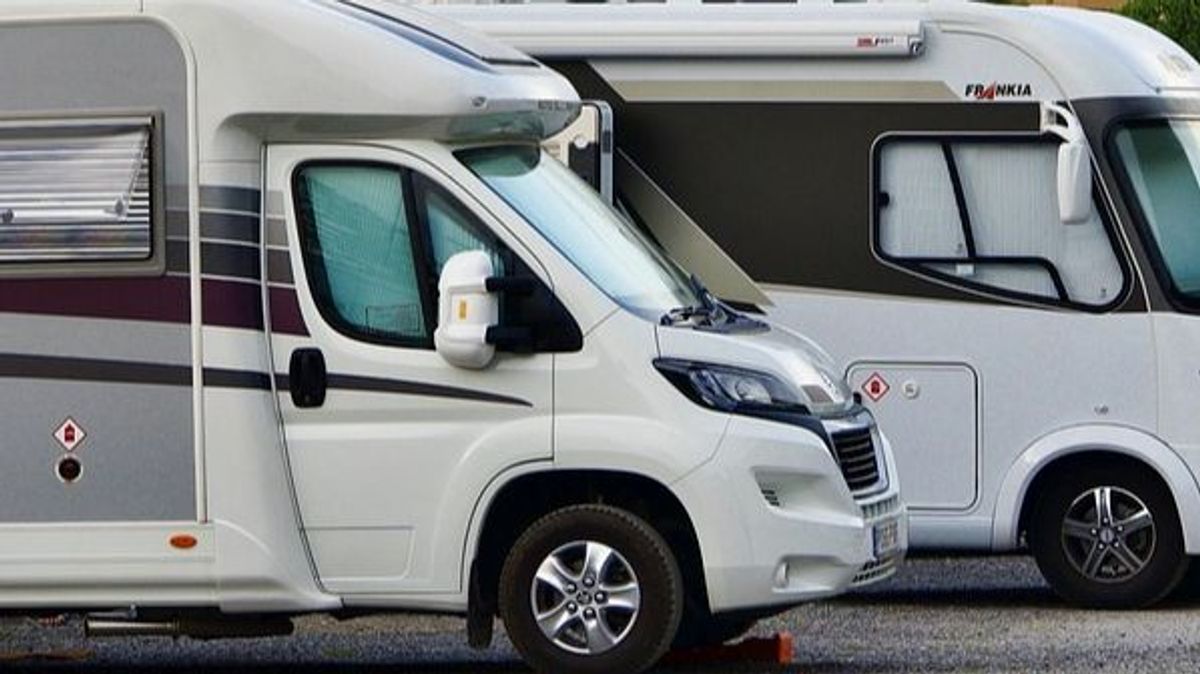 Investigan la muerte de una alemana tras caer de una autocaravana a 90 Km/h en Valencia: pudo equivocarse de puerta