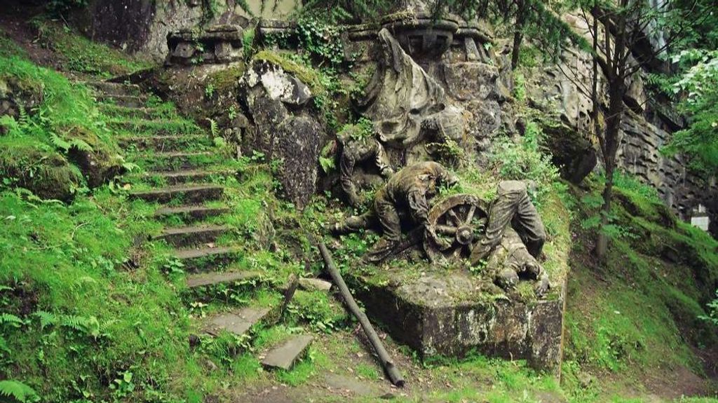 La vegetación ha cubierto lápidas y mausoléos de este cementerio inagurado oficialmente en 1924