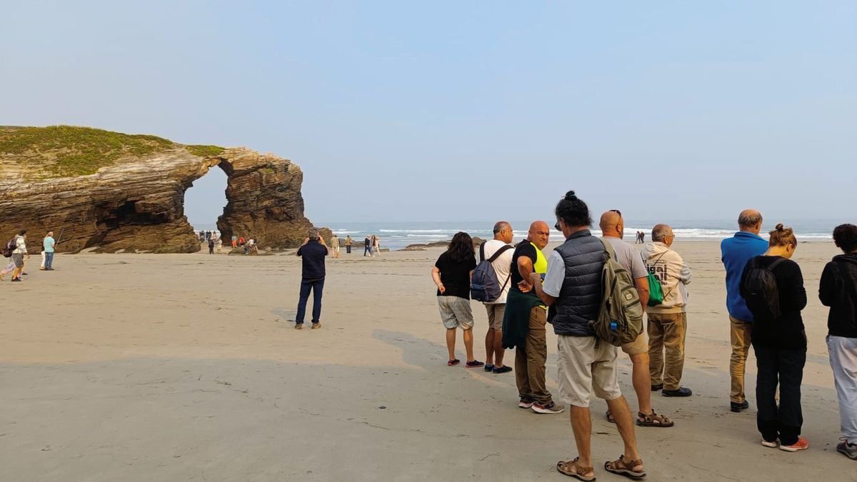 Las mareas vivas dejan al descubierto nuevas grutas y pasadizos en la playa de Las Catedrales, Lugo