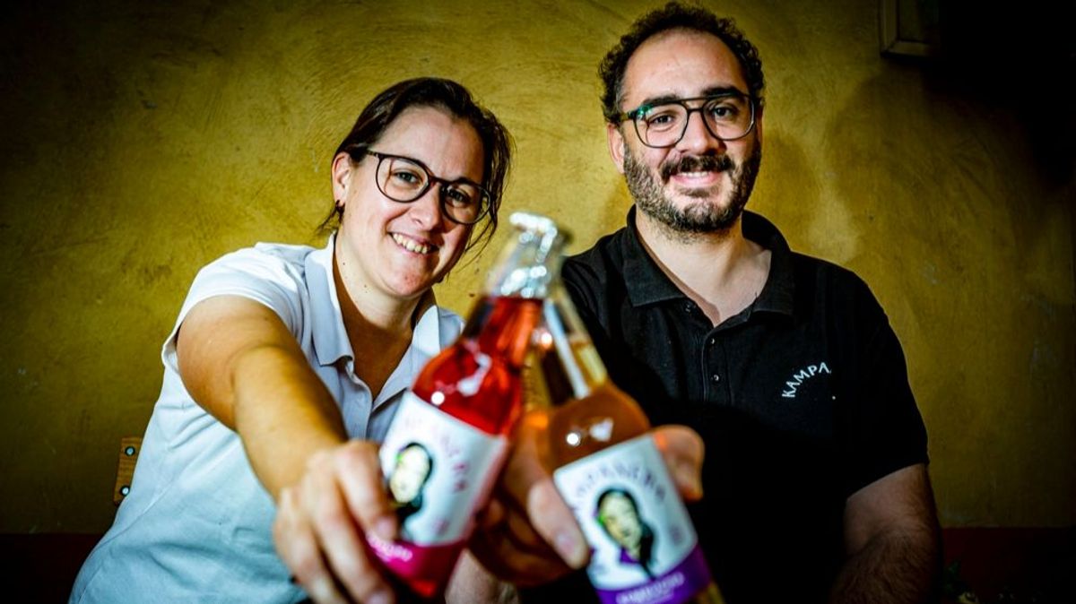 Lucía Miguel y Carlos Cebrián, con varias botellas de su kombucha 'Kampanera'.