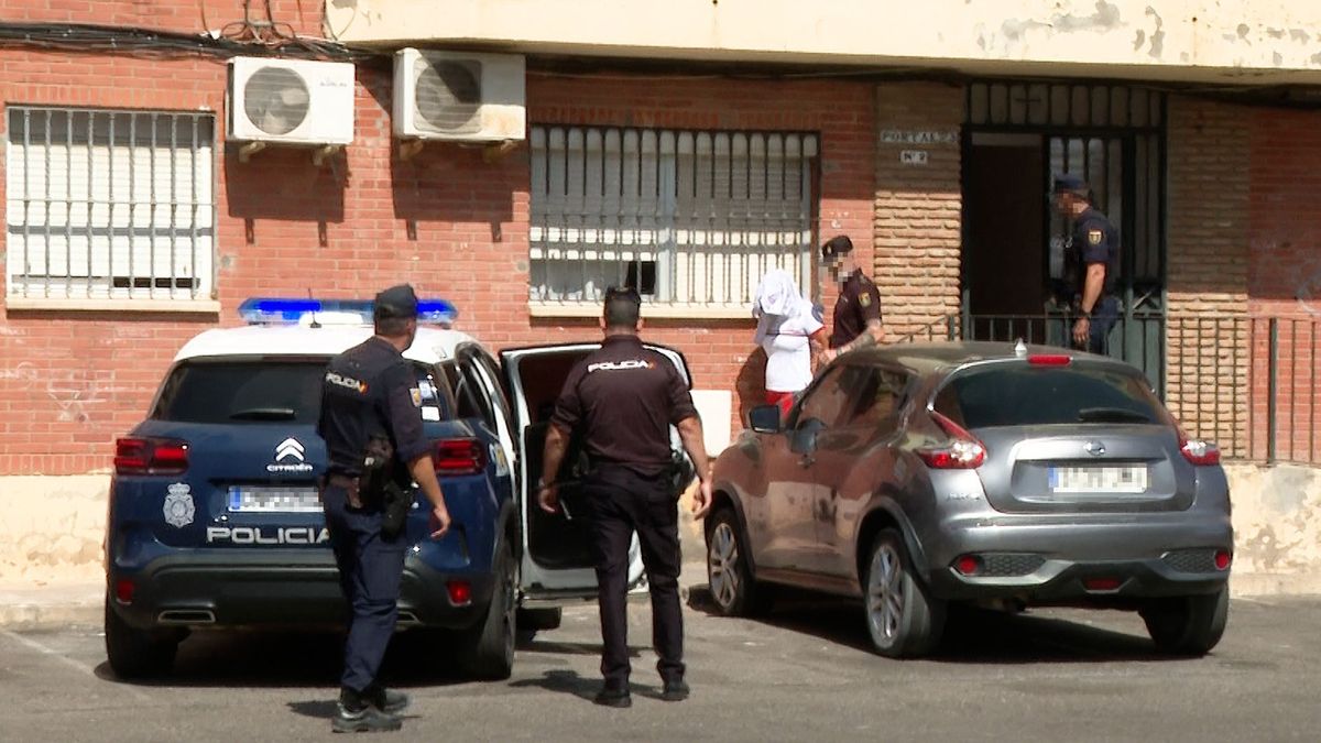 Momento de la detención de uno de los agentes en Alcalá de Guadaíra, Sevilla