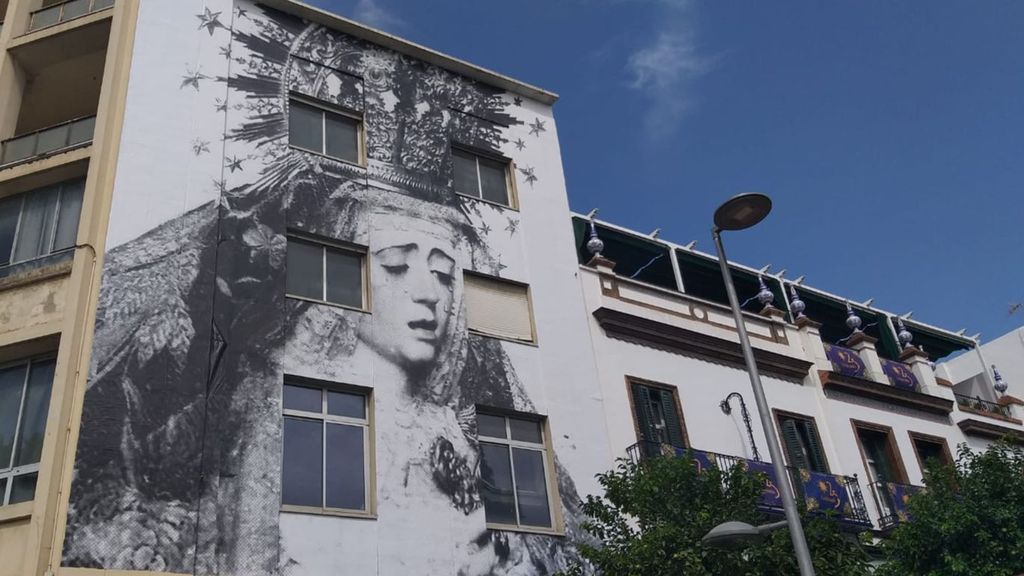 Mural con el rostro de la Virgen de la Estrella en la calle San Jacinto de Sevilla