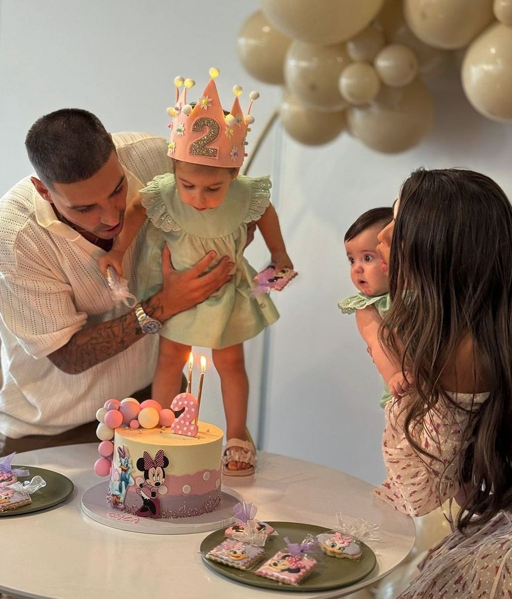 Violeta con su familia celebrando el cumpleaños de su hija