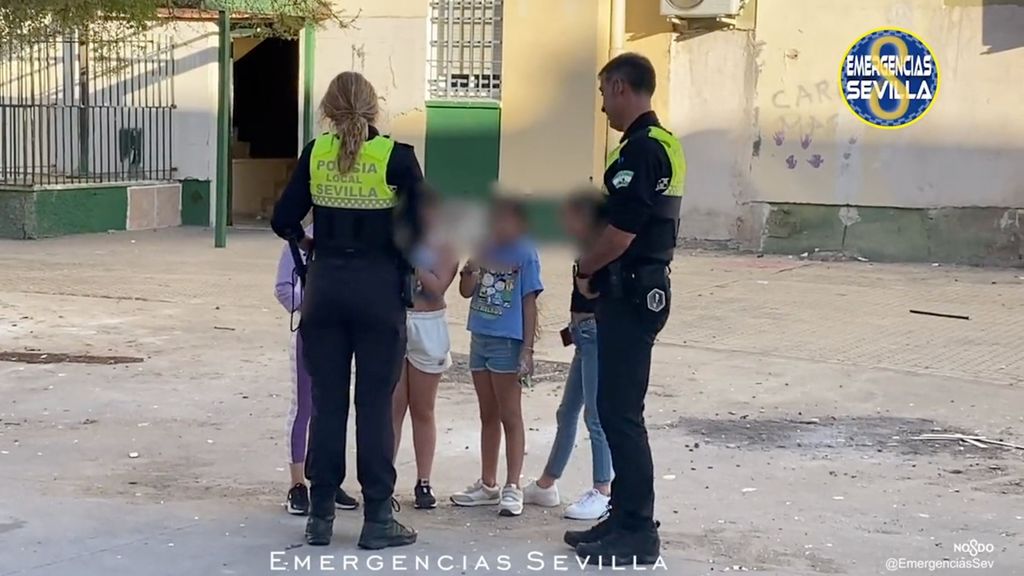 Agentes de Policía Local con niños en el Polígono Sur de Sevilla