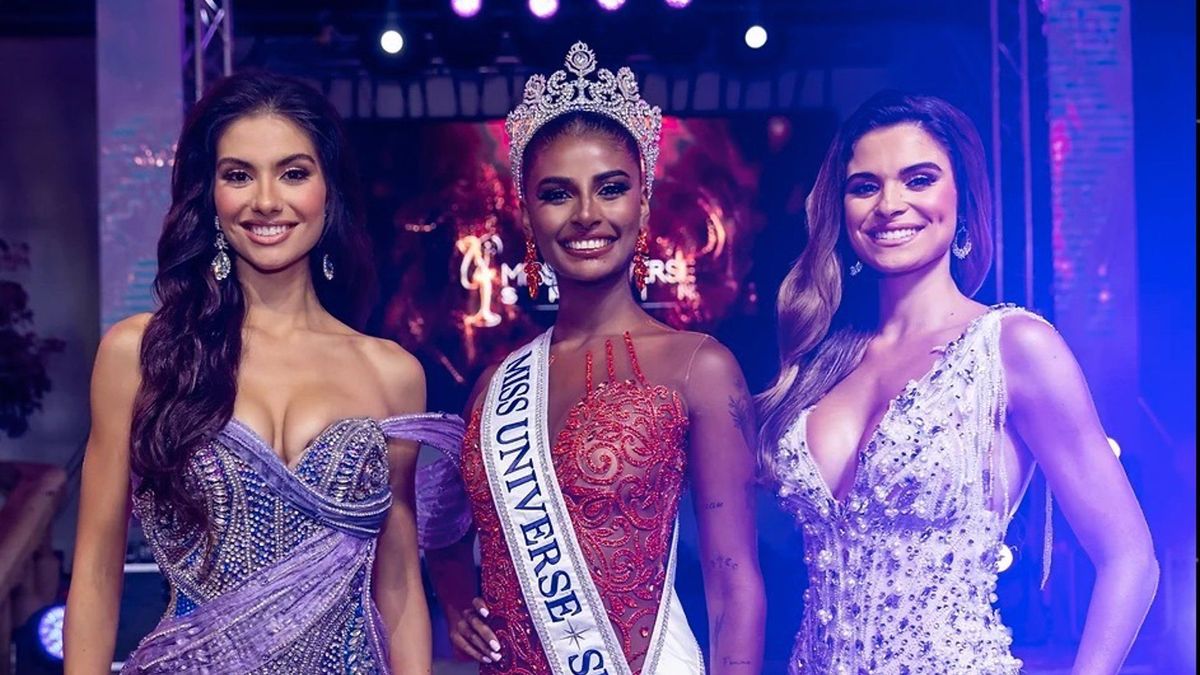 En el centro, Miss Universo España, Michelle Jiménez, junto a las finalistas