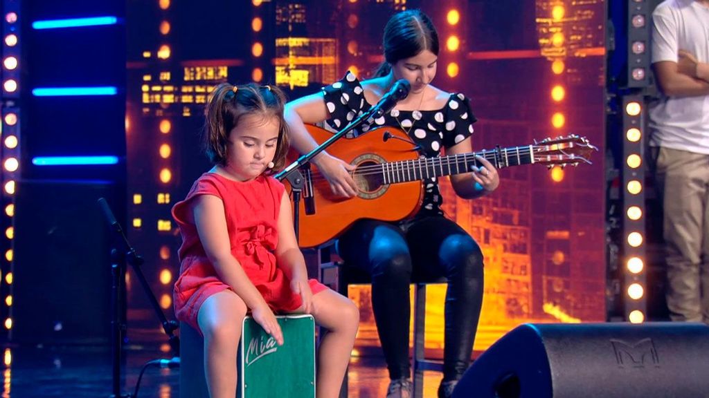 Mía, la niña invidente que revoluciona 'Got Talent' tocando el cajón y contando chistes Got Talent Temporada 10 Top Vídeos 39