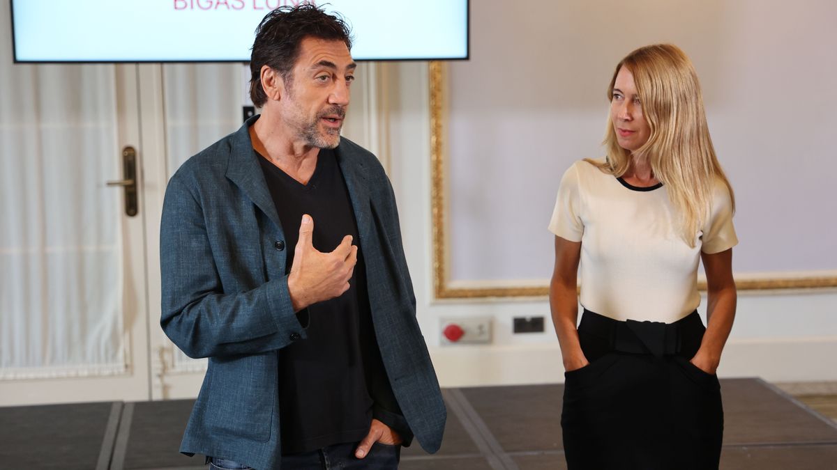 Javier Bardem y Betty Bigas durante la presentación de la 'Edición especial Bigas Luna' de jamón de bellota