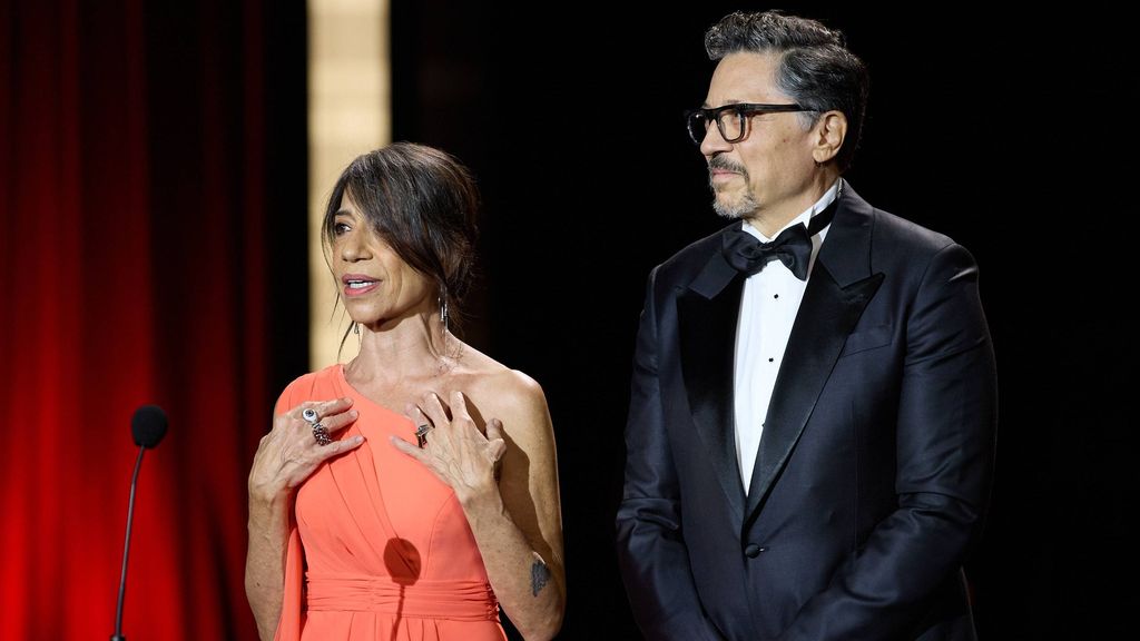 Mónica Bardem y Carlos Bardem entregan el Premio Donostia a su hermano Javier Bardem