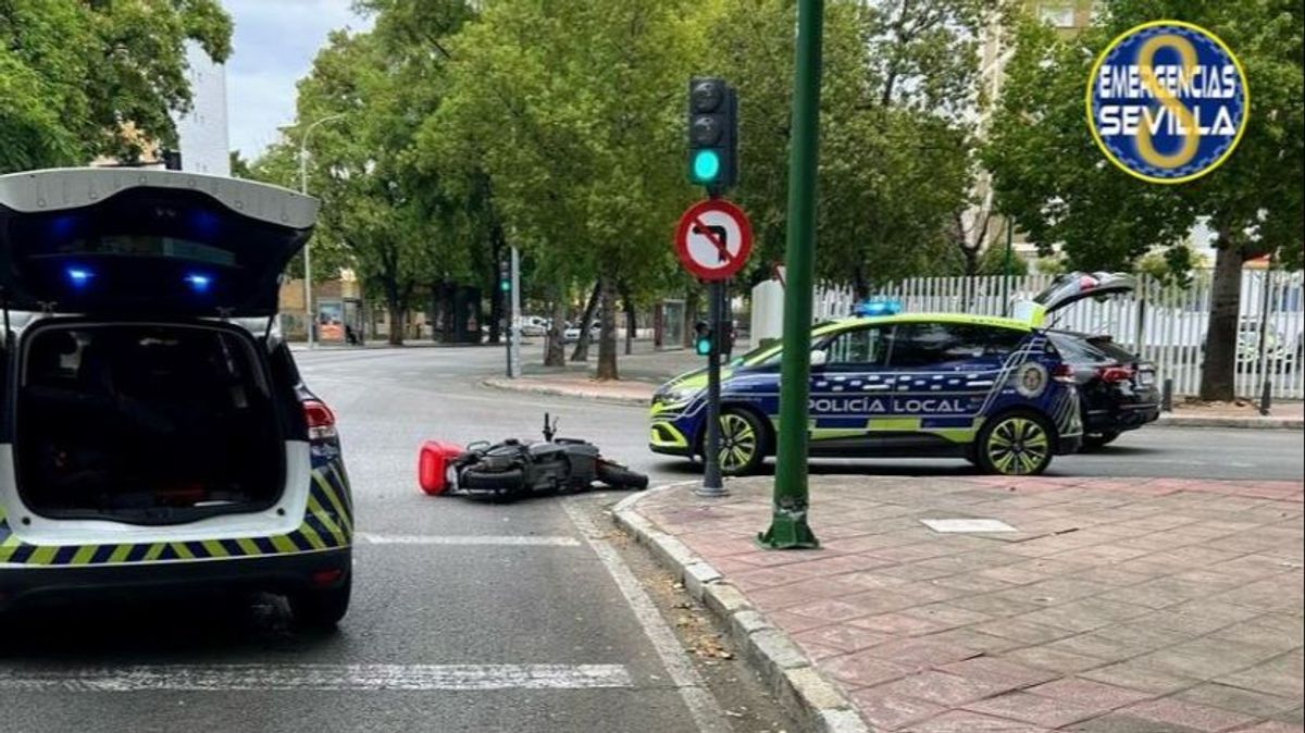 Muere un motorista en Sevilla al chocar contra una farola y salir despedido