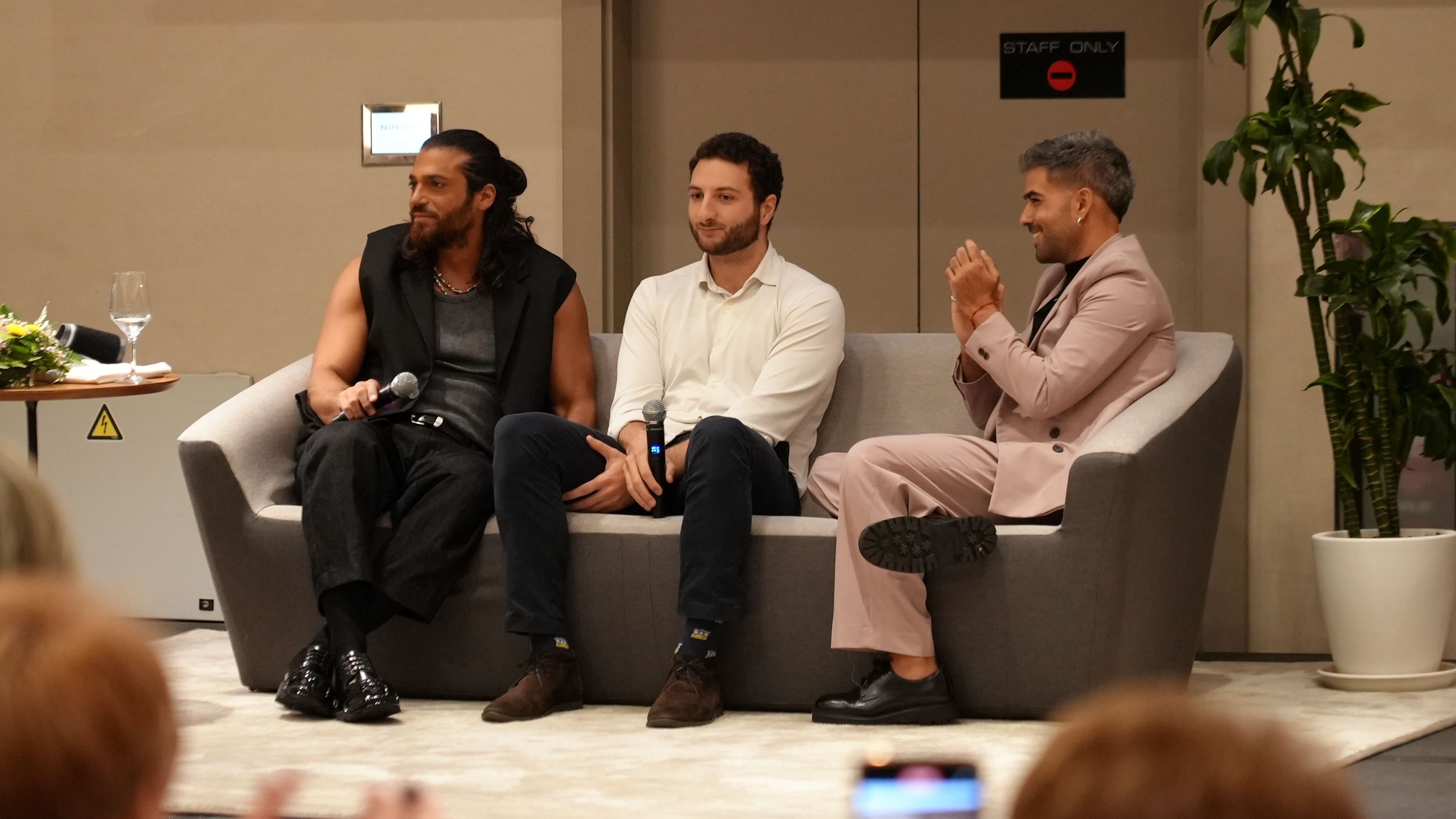 Can Yaman, Pietro Lais y Adolfo Rodríguez durante la entrevista al actor turco