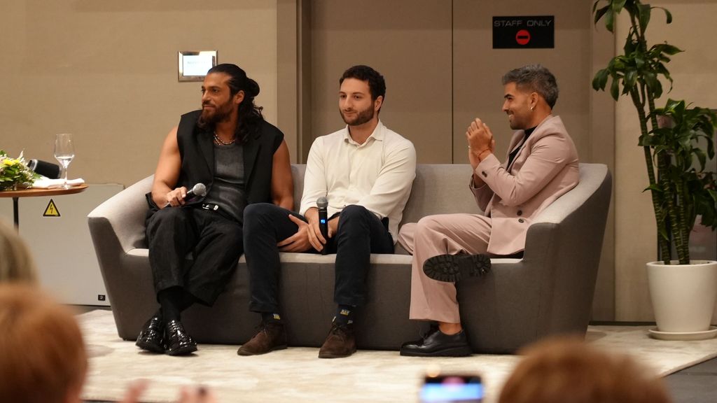 Can Yaman, Pietro Lais y Adolfo Rodríguez durante la entrevista al actor turco