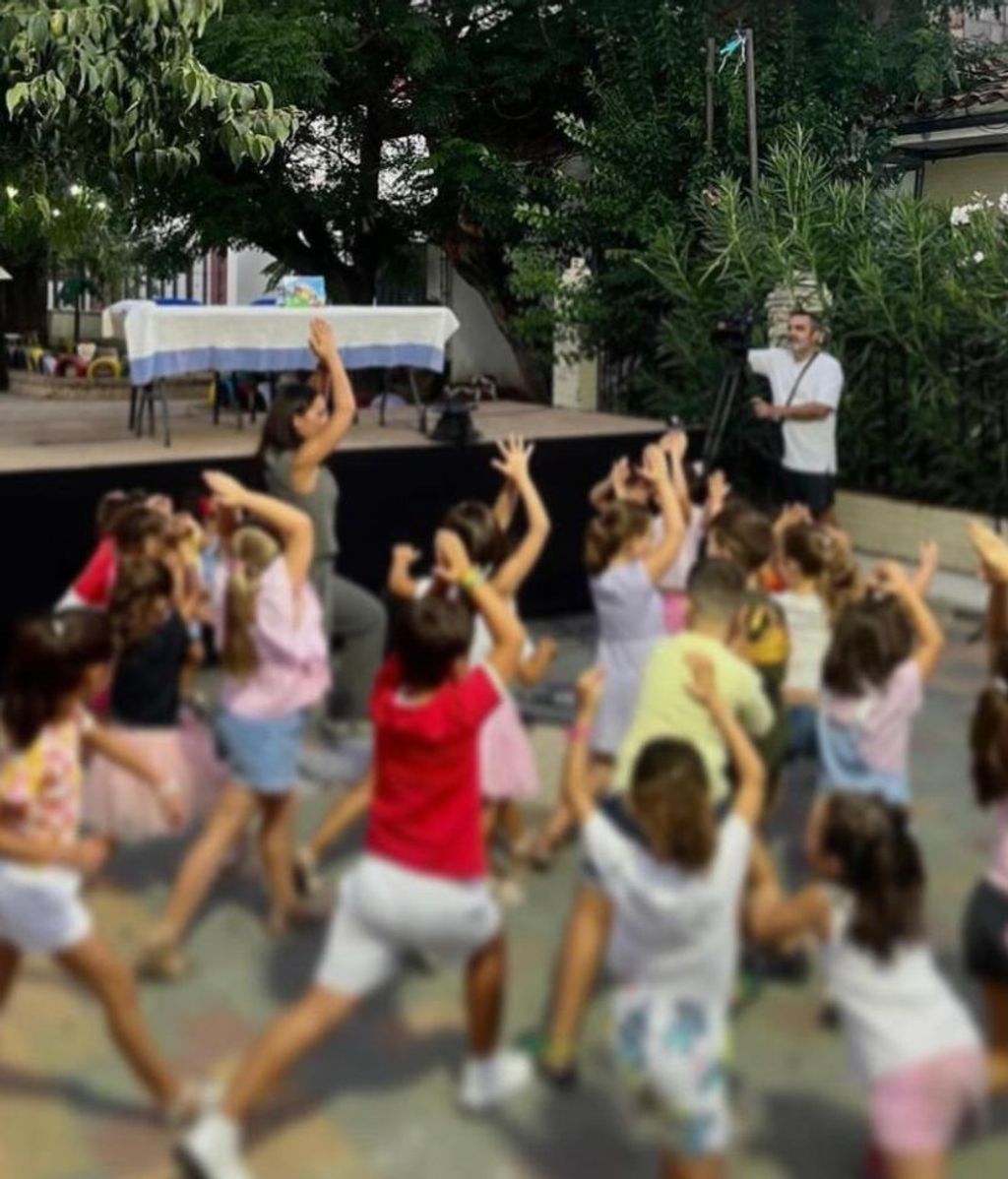 Una imagen de un taller de yoga con 'La rosa ayuda a su amigo el Principito'