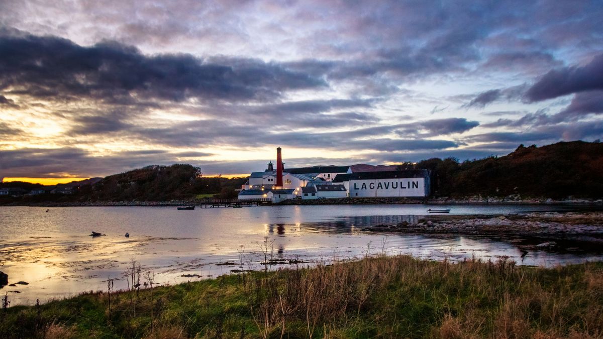 La destilería de Lagavulin es una de las más famosas de Islay.