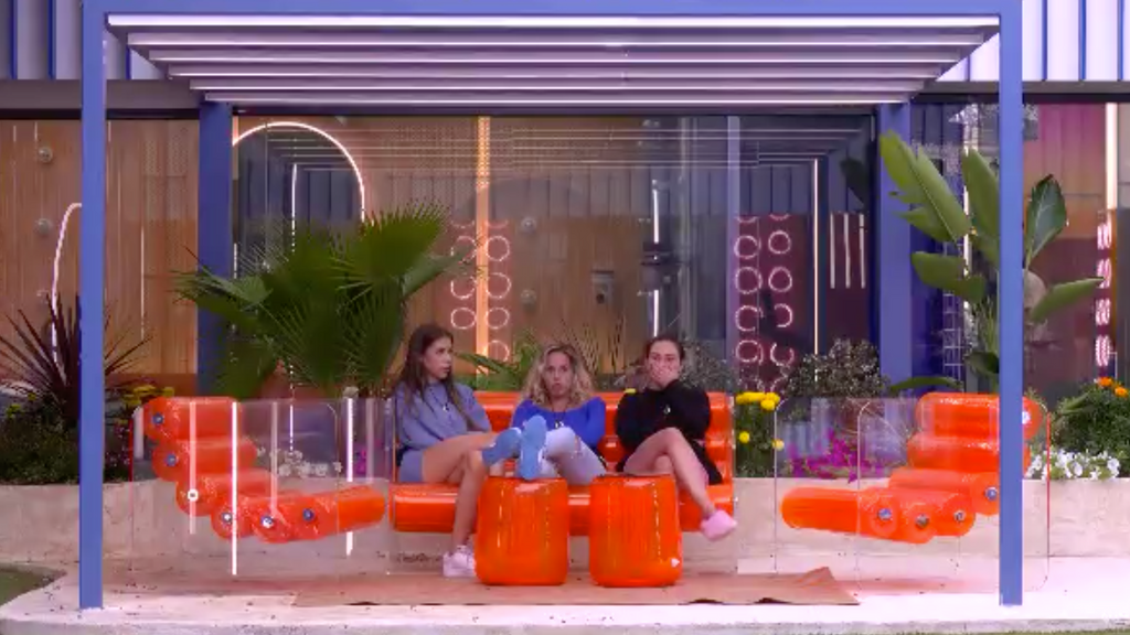 Nerea, Violeta y Lucía en el jardín de Gran Hermano