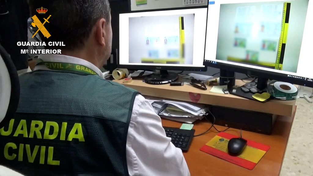 Agente de la Guardia Civil durante la operación