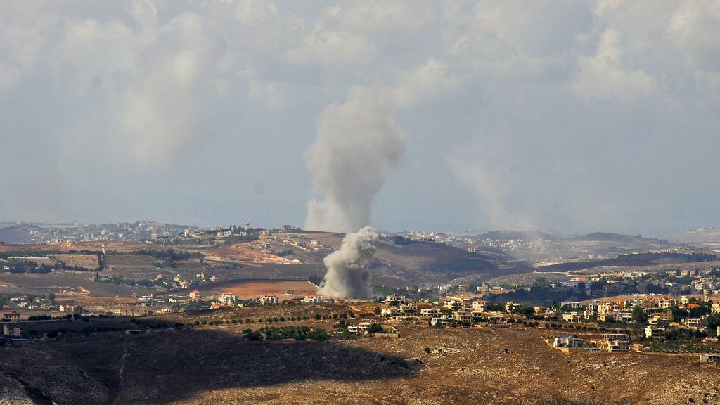 Columnas de humo se elevan tras ataques aéreos israelíes en el sur del Líbano