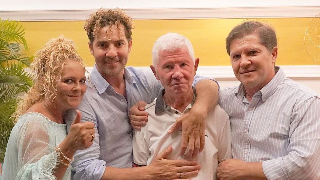 David Bisbal, junto a su padre y sus dos hermanos.