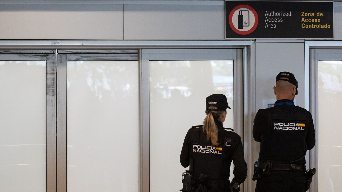 Dos agentes de la Policía Nacional en la puerta de llegadas de la terminal T1 del Aeropuerto Adolfo Suárez Madrid Barajas