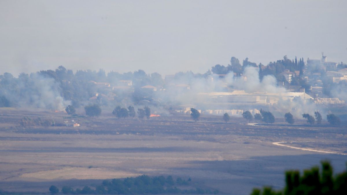 Estelas de humo de proyectiles lanzados por Hezbolá contra territorio israelí