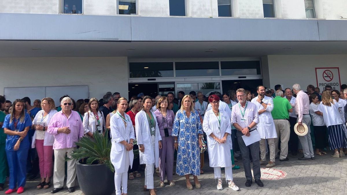 Imagen de archivo de una concentración en el Hospital de Jerez (Cádiz) tras la agresión a un profesional sanitario