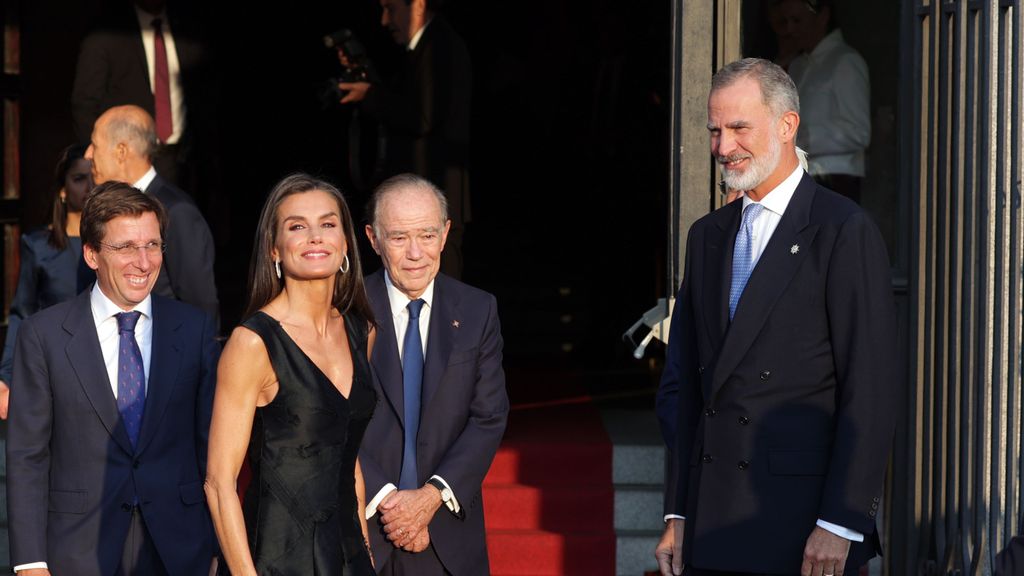 Aplausos y vítores a Felipe y Letizia en la presentación de la nueva temporada del Teatro Real