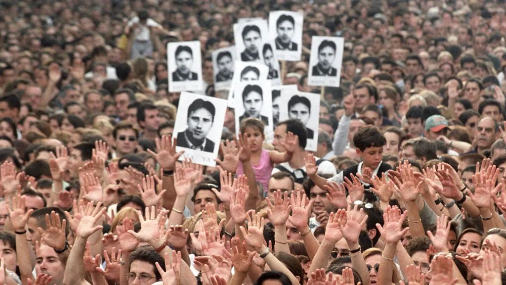 Manifestación protesta por el asesinato de Miguel Ángel Blanco en 1997