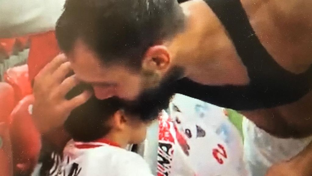 Momento en el que Borja Iglesias abraza al niño