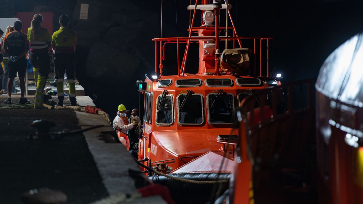 Rescatan una patera con 60 migrantes en aguas próximas a la costa de Lanzarote