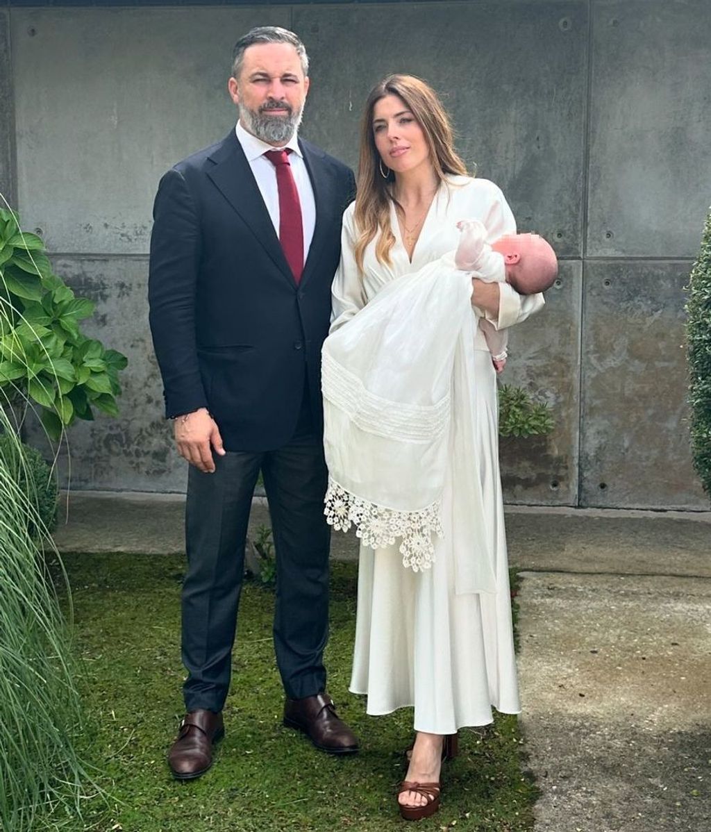 Santiago Abascal, Lidia Bedman y su tercer hijo en común durante el bautizo.