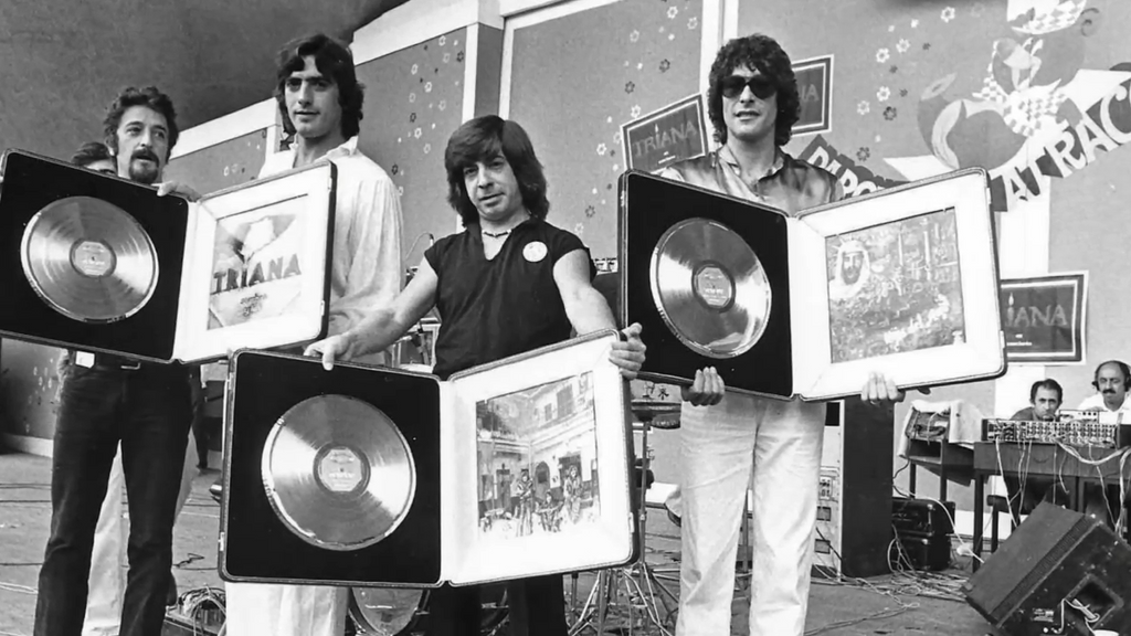 Triana posando con los discos de oro de su trilogía original