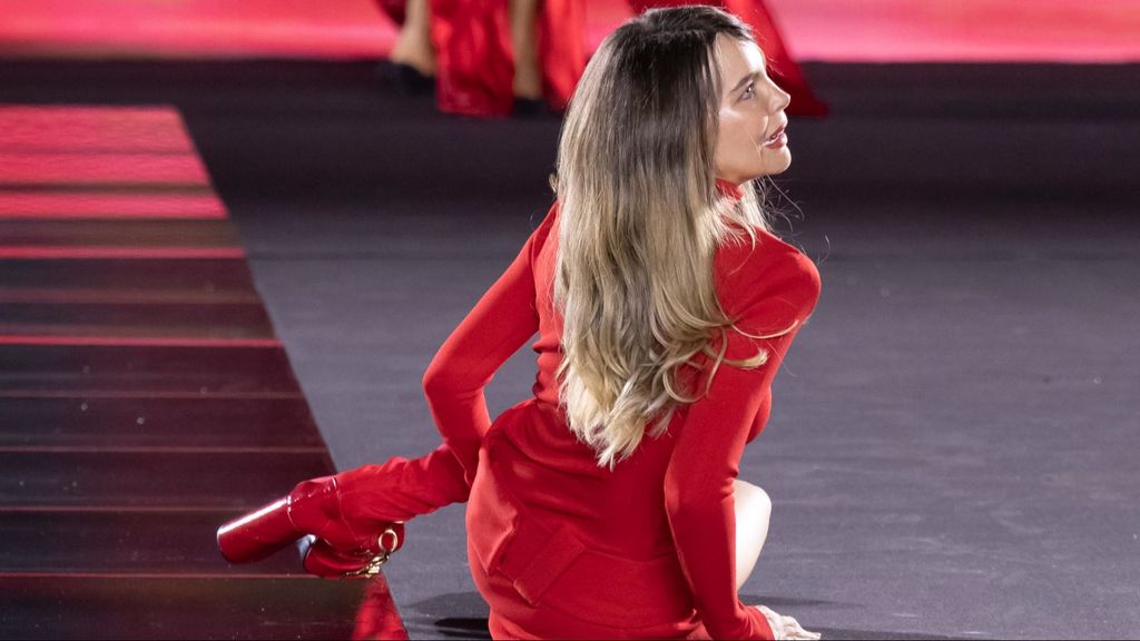 Belinda se cayó en el desfile de la Fashion Week de París