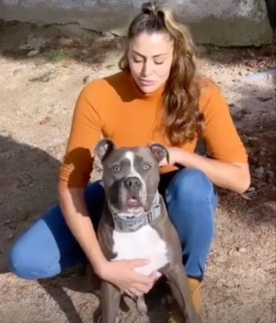 Clara y su perrito Guess