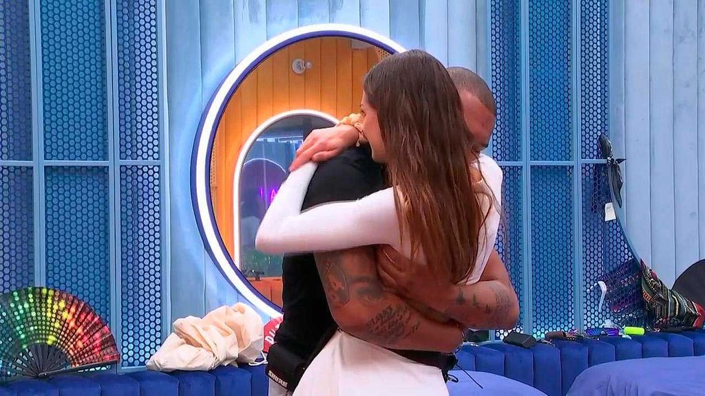 El abrazo de Maica y Adrián en la casa de 'GH'