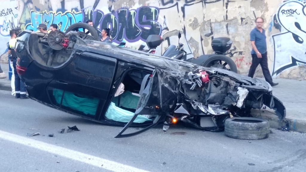 El coche accidentado quedó totalmente destrozado