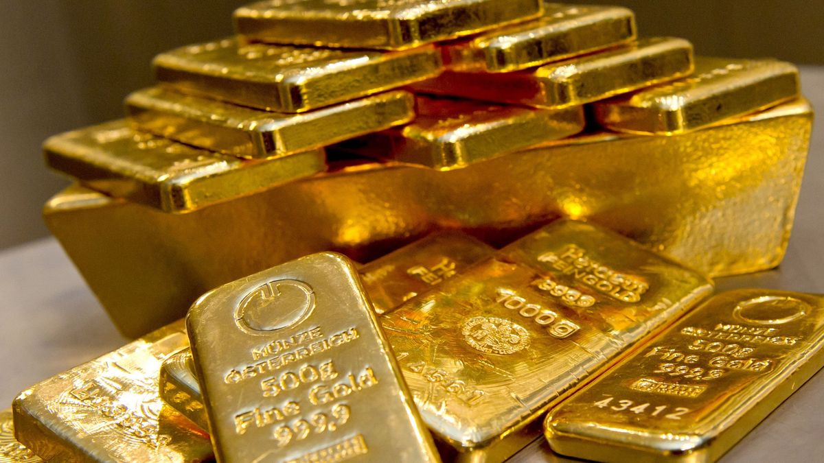 El oro sube un 1% y firma otro máximo histórico en su camino a los 2.700 dólares