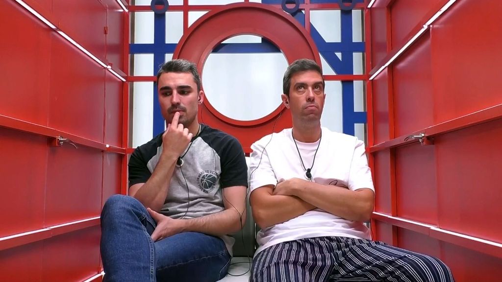 Jorge y Javier en la sala de confesiones de la casa espía