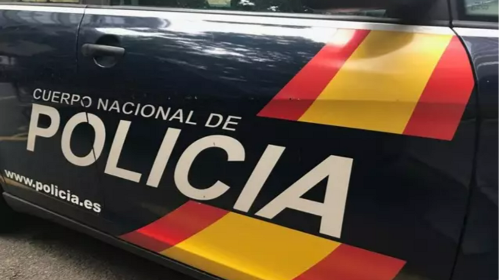 La Policía salva a una mujer que iba a tirarse por la ventana en Usera tras los continuos malos tratos de su pareja