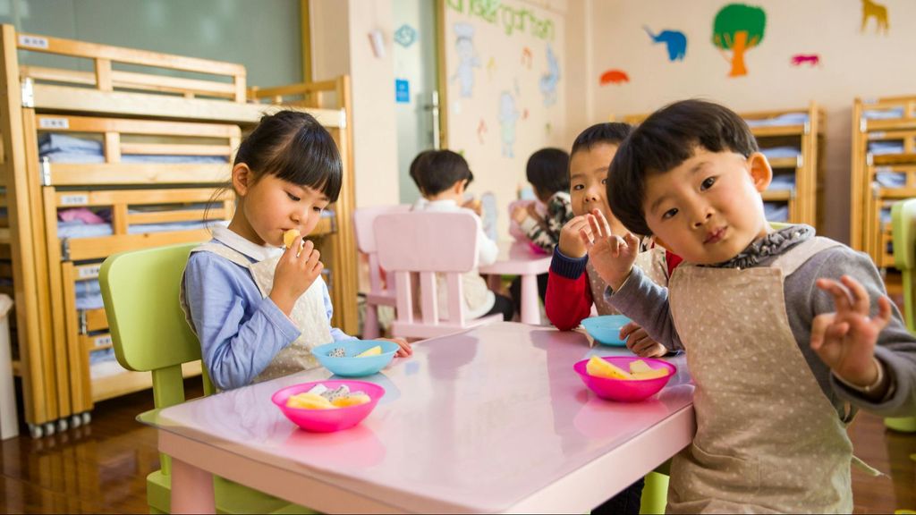 Niños pequeños dentro del aula