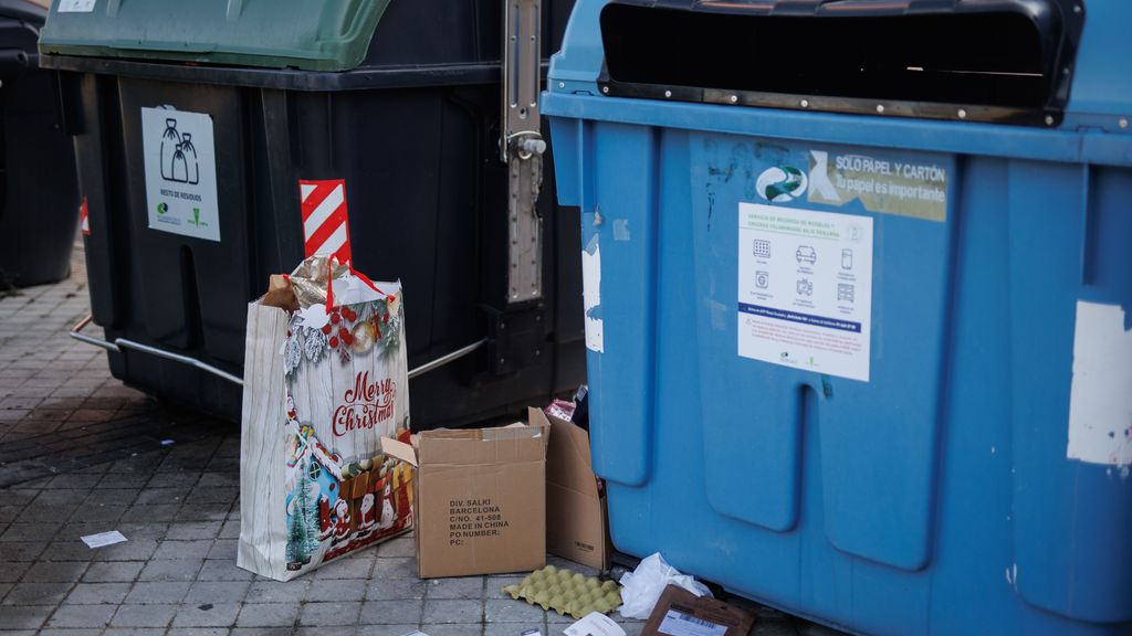 Según la nueva ordenanza de Pontevedra, dejar la basura fuera del colector supone una infracción grave