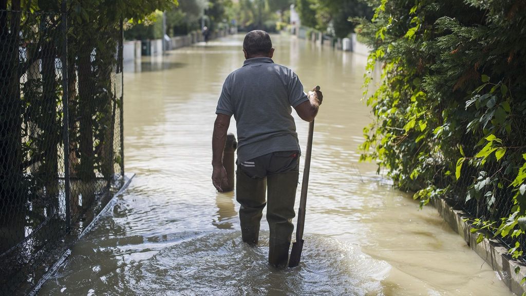 Un hombre atraviesa una zona inundada en la localidad italiana de Lugo, en Emilia Romaña