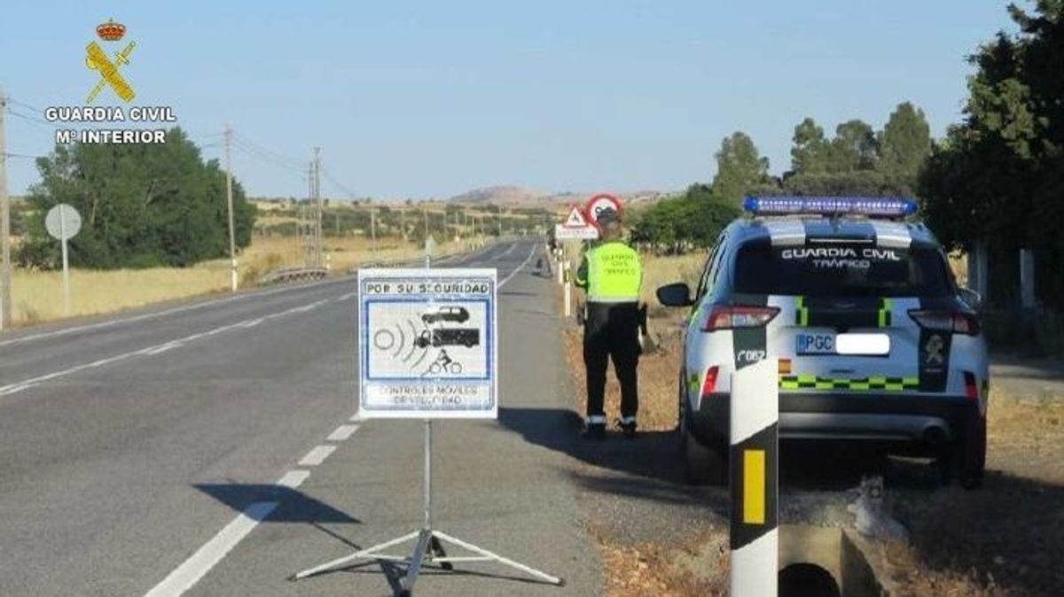 Control de velocidad de la Guardia Civil de Tráfico en una carretera nacional